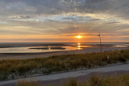 Borkum Ferienwohnung Meerblick Appartement &quot;Schöne Aussichten&quot; - Sonnenuntergang vor Haus Seeblick