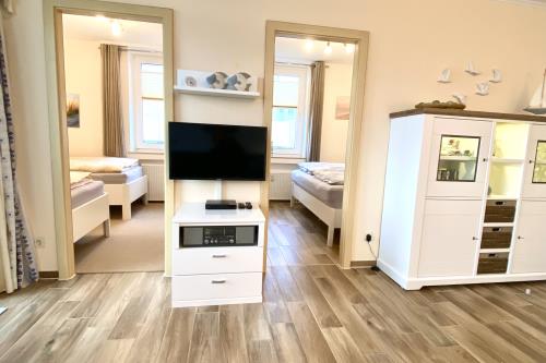 Borkum Ferienwohnung Meerblick Appartement &quot;Schöne Aussichten&quot; - Wohnzimmer mit Zugang zu den Schlafzimme
