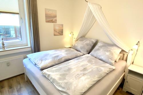 Borkum Ferienwohnung Meerblick Appartement &quot;Schöne Aussichten&quot; - 1. Schlafzimmer mit Doppelbett