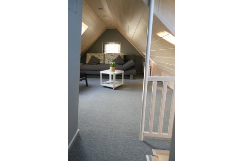 Borkum Ferienwohnung FeWo Borkum 16 - Blick ins Spitzboden-Zimmer mit Couch
