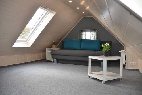 Borkum Ferienwohnung FeWo Borkum 16 - Spitzboden mit TV / Couch / rechte Seite