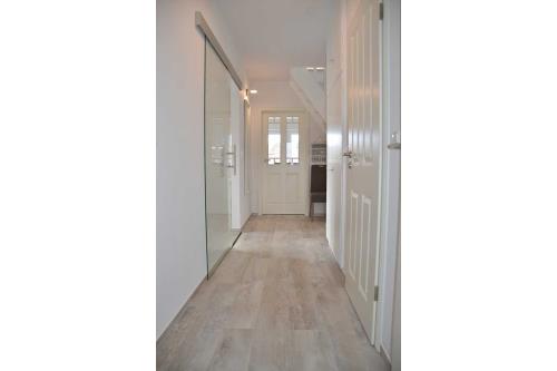 Borkum Ferienwohnung FeWo Borkum 16 - Flur mit Blick zum Wohnzimmer