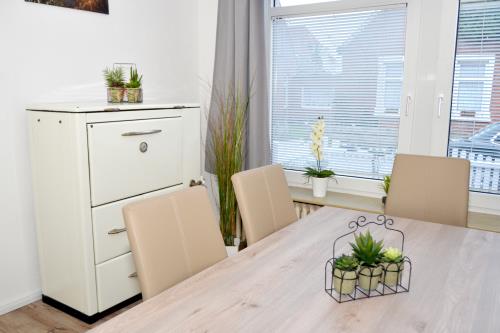Borkum Ferienwohnung Ferienappartements Süderstraße - Appartement 100 - Küche mit DECO Ofen 1900 Jahrhundert