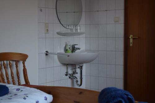 Borkum Ferienhaus Dünenblick I Nr. 73 - schlafzimmer 1 mit Waschbereich