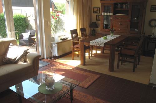 Borkum Ferienhaus Lütjehus - Wohnzimmer mit Esstisch