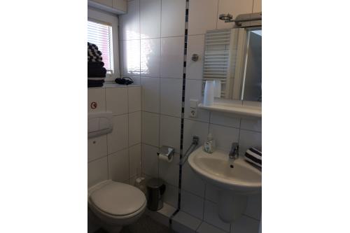 Borkum Ferienhaus Nordseeperle - Duschbad2