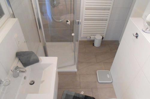 Borkum Ferienwohnung Am kleinen Leuchtturm - helles modernes badezimmer