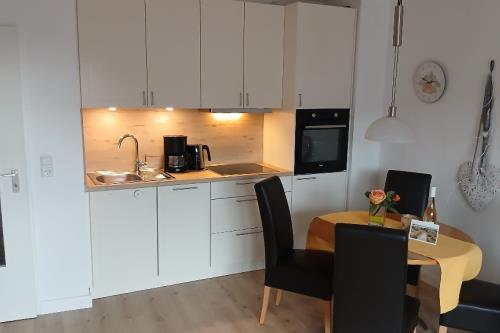 Borkum Ferienwohnung Bruns *** - Küchenzeile mit Essecke