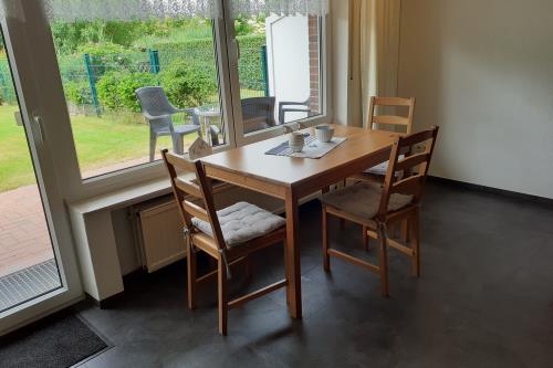 Borkum Ferienwohnung Deichterrasse - Grosser Tisch im Wohnzimmer