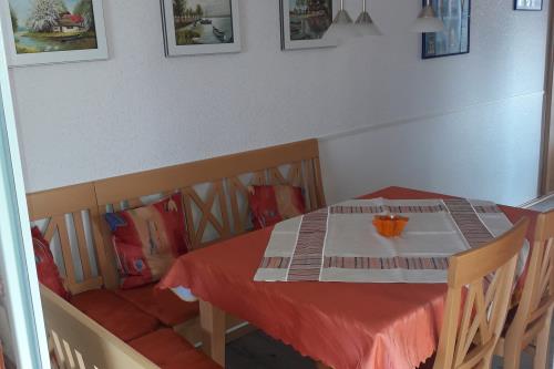 Borkum Ferienwohnung Drüen - Essbereich mit Küche