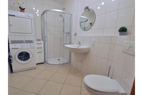 Borkum Ferienwohnung Düne 47 (Nessen) - Bad mit Waschmaschine und Trockner