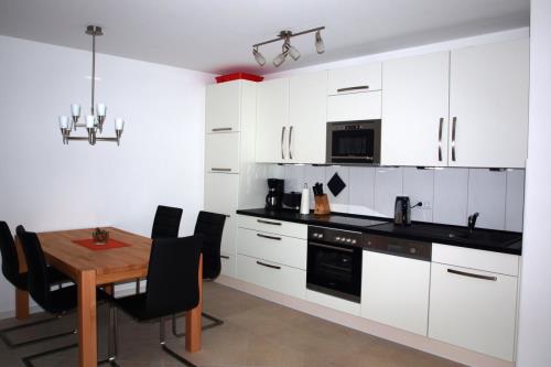 Borkum Ferienwohnung Moosdünen - Küchenzeile mit angrenzendem Essbereich