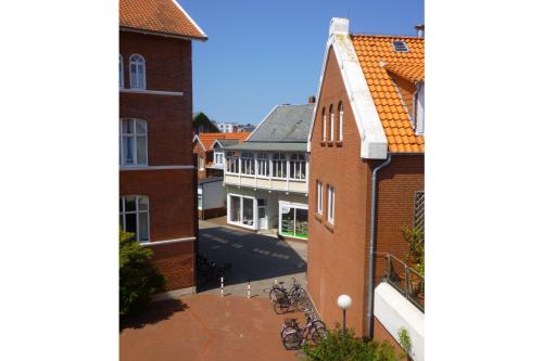 Borkum Ferienwohnung Scholle, Mövennest II - Innenhof mit Blick zur Strandstr.