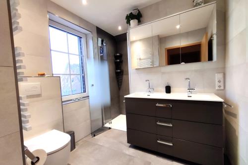 Borkum Ferienwohnung Seestern - Bad Gesamteinblick von Tür aus mit Licht