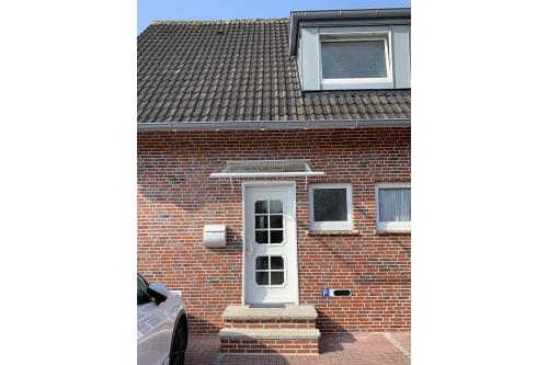 Borkum Ferienwohnung Südperle - Eingang mit Parkplatz direkt vor der Tür
