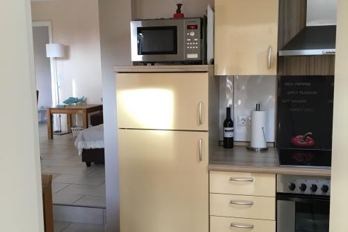 Borkum Ferienwohnung Südperle - Blick aus der Küche ins Wohnzimmer