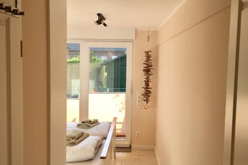 Borkum Ferienwohnung Südperle - Blick von der Küche ins Schlafzimmer