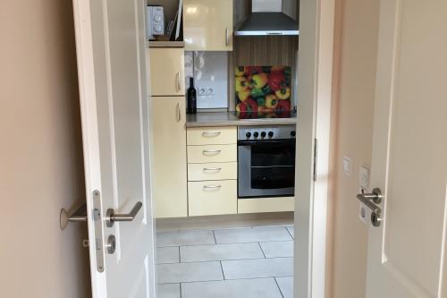 Borkum Ferienwohnung Südperle - Blick vom SZ zur Küche / rechts Bad