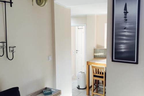 Borkum Ferienwohnung Südperle - Durchgang zur Küche u. SZ 2 mit Bad