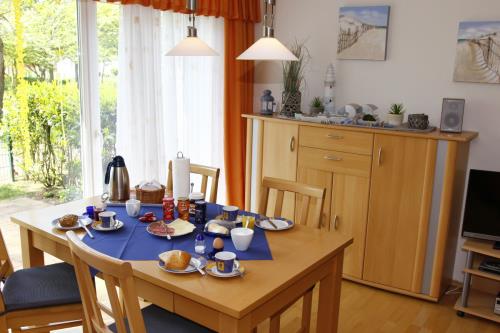 Borkum Ferienwohnung Tümmler - essplatz mit blick ins grüne