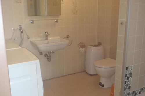 Borkum Haus Norderoog Ferienwohnungen Hindenburgstraße 56 - Nr.11 - Terr. + PKW-Stellplatz - Whg.11 - Bad mit Waschmaschine, Trockner