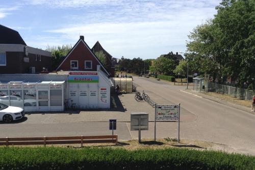 Borkum Haus Norderoog Ferienwohnungen Hindenburgstraße 56 - Nr.11 - Terr. + PKW-Stellplatz - Blick auf das Spargeschäft - nebenan