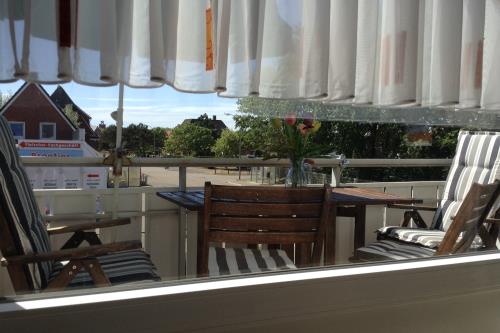 Borkum Haus Norderoog Ferienwohnungen Hindenburgstraße 56 - Nr.8 - Balkon + PKW-Stellplatz - Whg.8 - Balkonblick =&gt; Spargeschäft