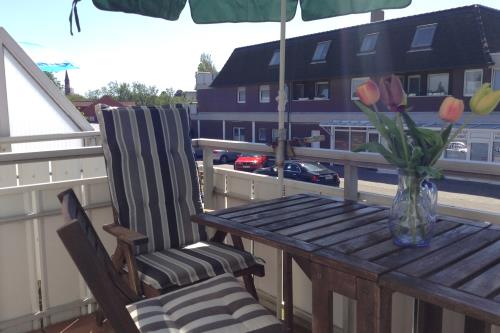 Borkum Haus Norderoog Ferienwohnungen Hindenburgstraße 56 - Nr.8 - Balkon + PKW-Stellplatz - Whg.8 - Balkonblick =&gt; Spargeschäft
