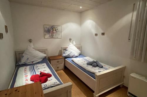 Borkum Haus Norderoog Ferienwohnungen Hindenburgstraße 56 - Nr.8 - Balkon + PKW-Stellplatz - Blick in den Schlafraum