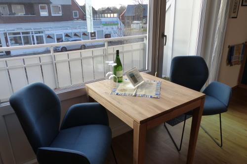 Borkum Ferienwohnung Haus Norderoog - 5 - Eßtisch mit Blick zum Balkon