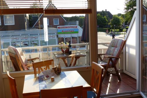 Borkum Ferienwohnung Haus Norderoog - 7 - Wohnzimmer mit Balkon