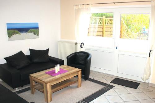 Borkum Haus Strandsonne - Ferienwohnung 4 - Wohnzimmer mit Blick auf Terrassenzugang