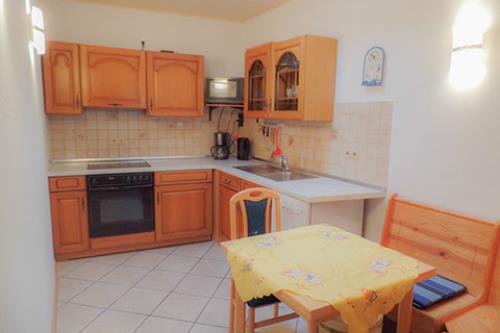 Borkum Haus Strandsonne - Ferienwohnung 4 - Küche mit Essbereich