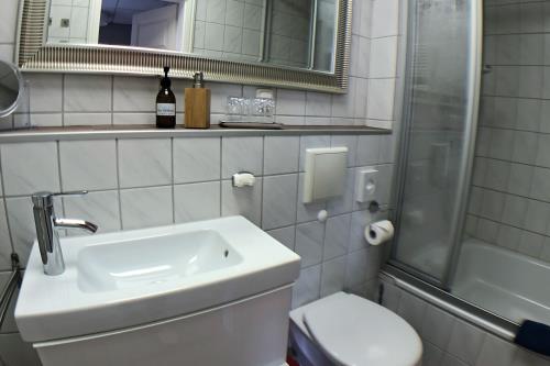Borkum Ferienwohnung Haus Windröschen - App. 6 - Appartement 6 • Bad