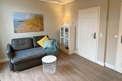 Borkum Ferienwohnung Haus Windröschen - App. 6 - Appartement 6 · Couch 140 x 200 Schlaf