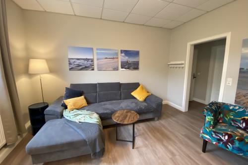 Borkum Ferienwohnung Haus Windröschen - App. 7 - Appartement 7 · Couch 140 x 200 Schlaf