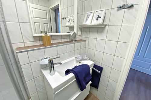 Borkum Ferienwohnung Haus Windröschen - App. 8 - Appartement 8 • Bad