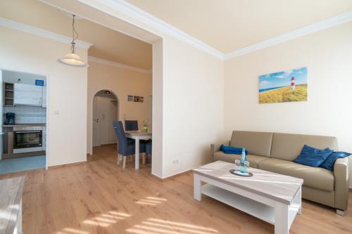 Borkum Ferienwohnung Hotel Windrose Ferienappartements - Krabbenfischer - Wohn-Esszimmer