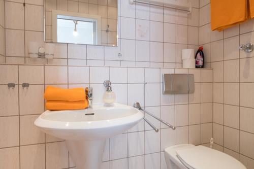 Borkum Ferienwohnung Hotel Windrose Ferienappartements - Krabbenfischer - Dusche WC Neumann 1
