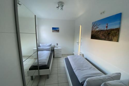 Borkum Ferienwohnung Top Lounge Borkum - Top Lounge I - Schlafzimmer mit zwei Einzelbetten