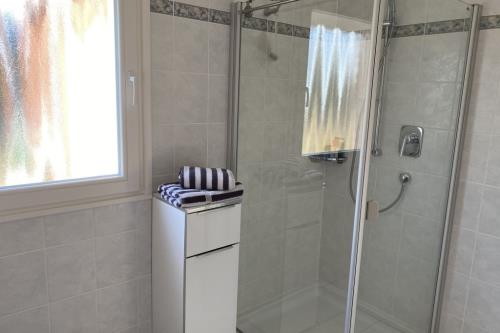 Borkum Ferienwohnung Top Lounge Borkum - Top Lounge I - Badezimmer mit Dusche und Fenster