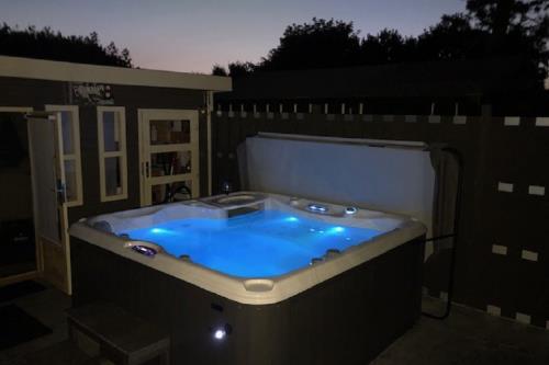 Borkum Ferienwohnung Top Lounge Borkum - Top Lounge I - Pool bei Nacht