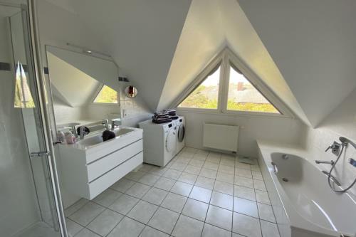 Borkum Ferienwohnung Top Lounge Borkum - Top Lounge II - Badezimmer mit Waschmaschine u. Trockner