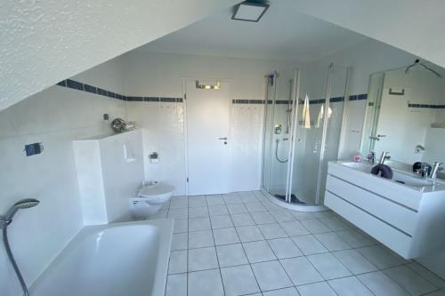 Borkum Ferienwohnung Top Lounge Borkum - Top Lounge II - Badezimmer mit Badewanne