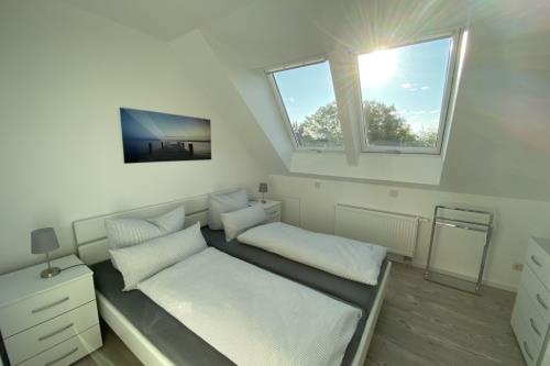 Borkum Ferienwohnung Top Lounge Borkum - Top Lounge II - Schlafzimmer mit Panoramafenster