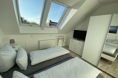 Borkum Ferienwohnung Top Lounge Borkum - Top Lounge II - Schlafzimmer mit TV, borkum-ferien.info