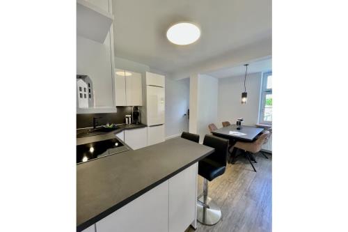 Borkum Ferienwohnung Altes Offiziershaus - Wohnung 1 - kueche mit einem essbereich