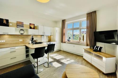 Borkum Ferienhaus Altes Offiziershaus - Wohnung 2 - wohnraum mit einer kuechenzeile