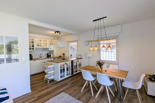 Borkum Ferienhaus Zweite Heimat - Küche mit Esstisch