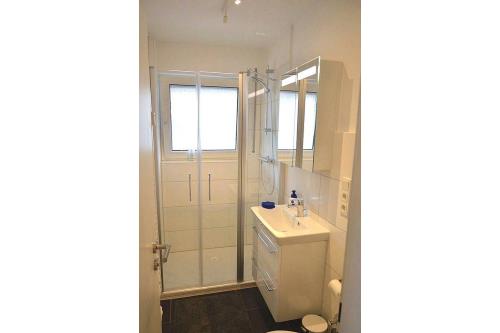 Borkum Ferienwohnung Rathausblick inkl. Saisonstrandkorb - Badezimmer